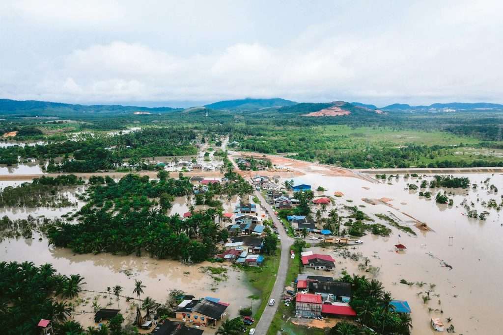 Foto udara kawasan pesisir yang terdampak banjir rob, dengan rumah-rumah warga terendam air