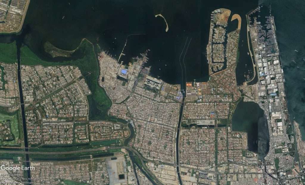 Citra satelit wilayah pesisir Jakarta Utara yang menunjukkan pemanfaatan lahan, permukiman padat, reklamasi, dan kawasan industri
