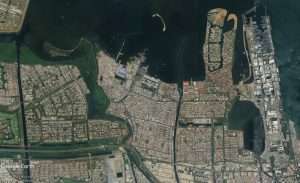 Citra satelit wilayah pesisir Jakarta Utara yang menunjukkan pemanfaatan lahan, permukiman padat, reklamasi, dan kawasan industri
