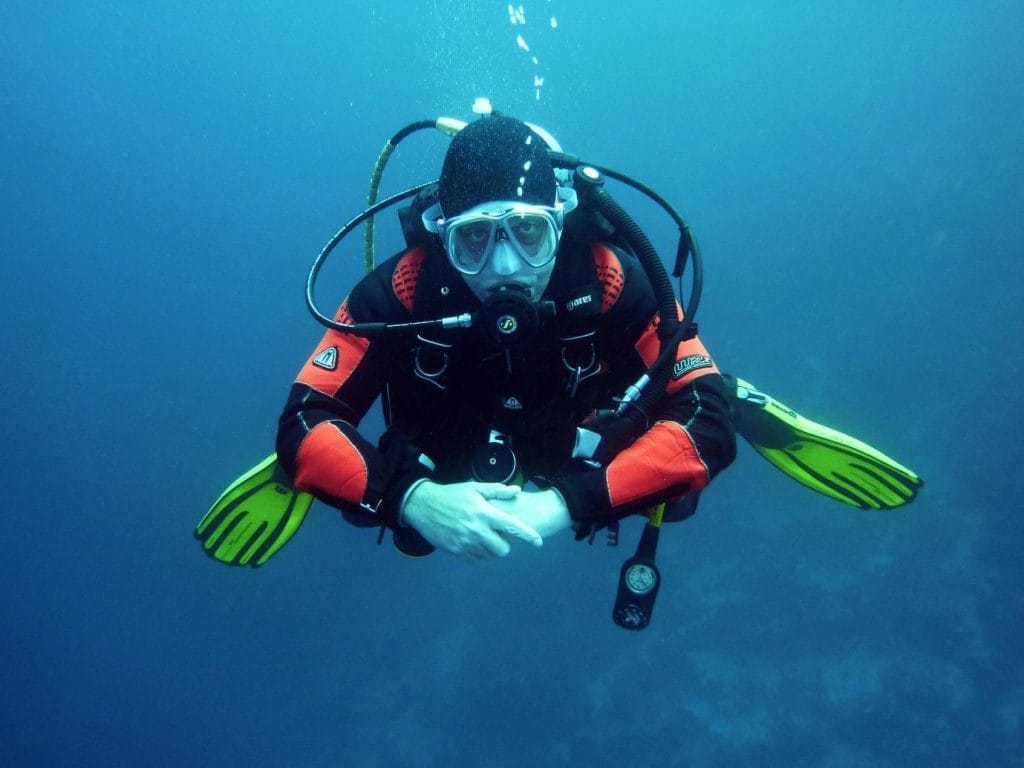Penyelam dengan Peralatan Scuba