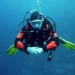 Penyelam dengan Peralatan Scuba