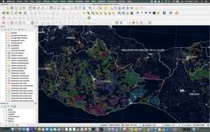 Tampilan antarmuka QGIS dengan hasil peta yang memuat berbagai lapisan data spasial