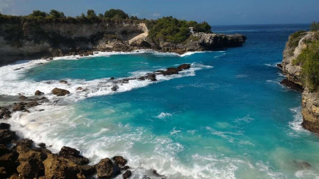 Laut berwarna biru di Blue Lagoon Beach Bali