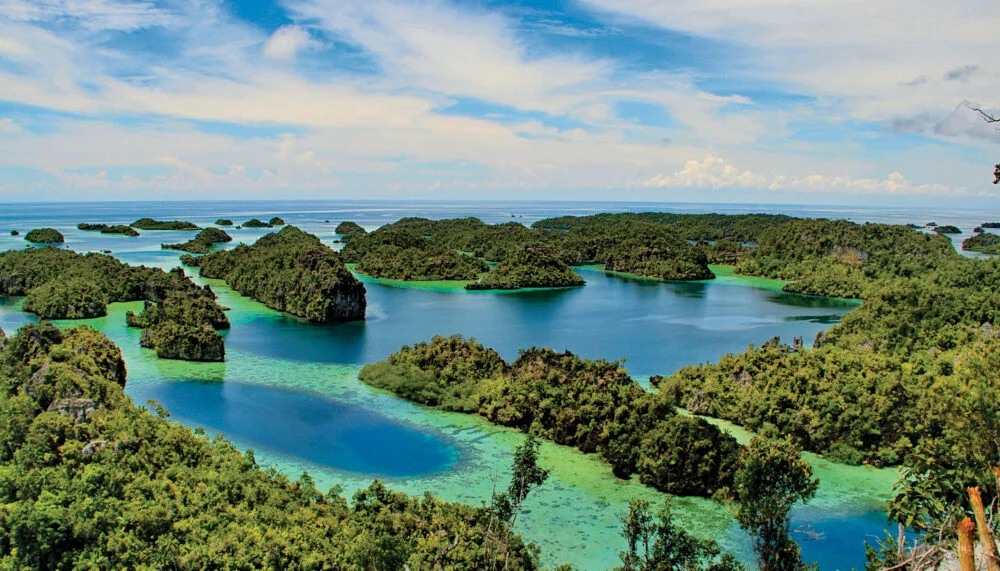 Pemandangan Danau Laut di Misool, Papua, Indonesia